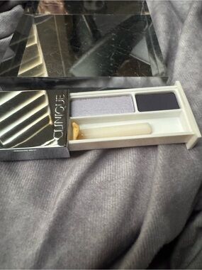 Clinique Eyeshadow Duo in blackberry frost/dark denim